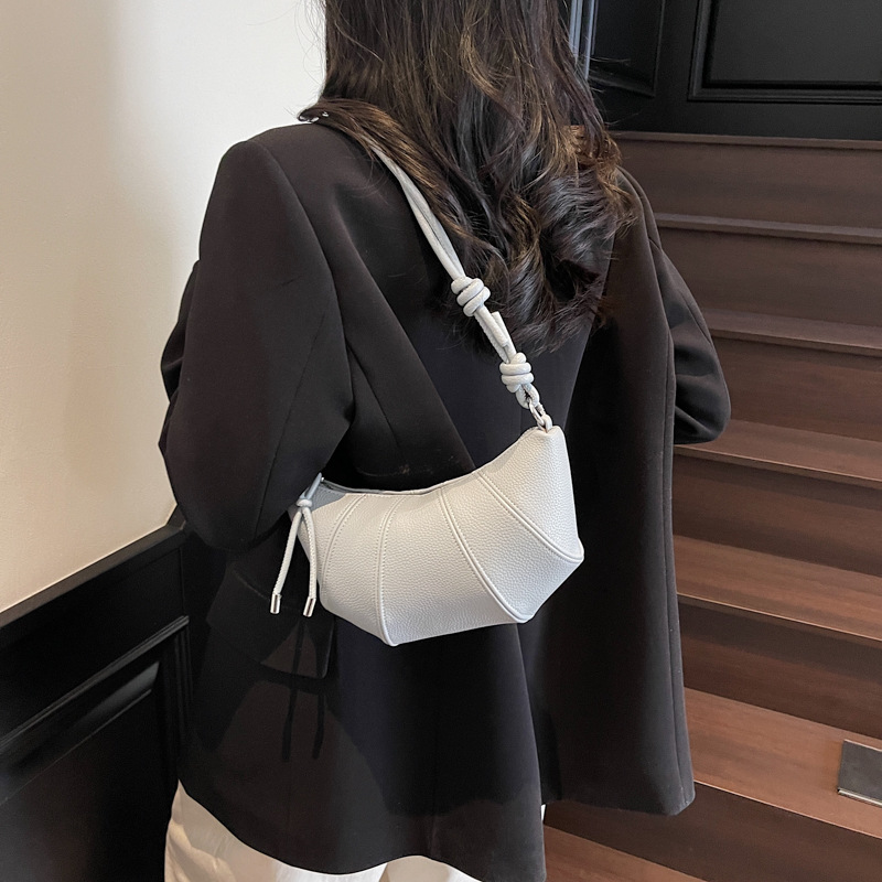 The new trendy and fashionable croissant bag for women in 2025 is a high-end and versatile single-shoulder crossbody bag Application Scenario