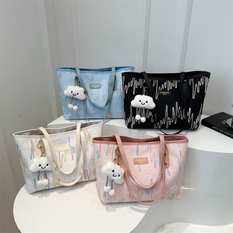 Personalized bag, women's large-capacity 2024 new summer casual single-shoulder bag, college student commuting tote bag Application Scenario