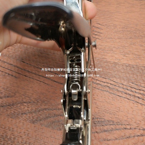 Tomato branch binding machine, vine binding gun, cucumber branch binding machine, ending machine, grape vine binding machine, tomato node bundling machine, branch binding Application Scenario