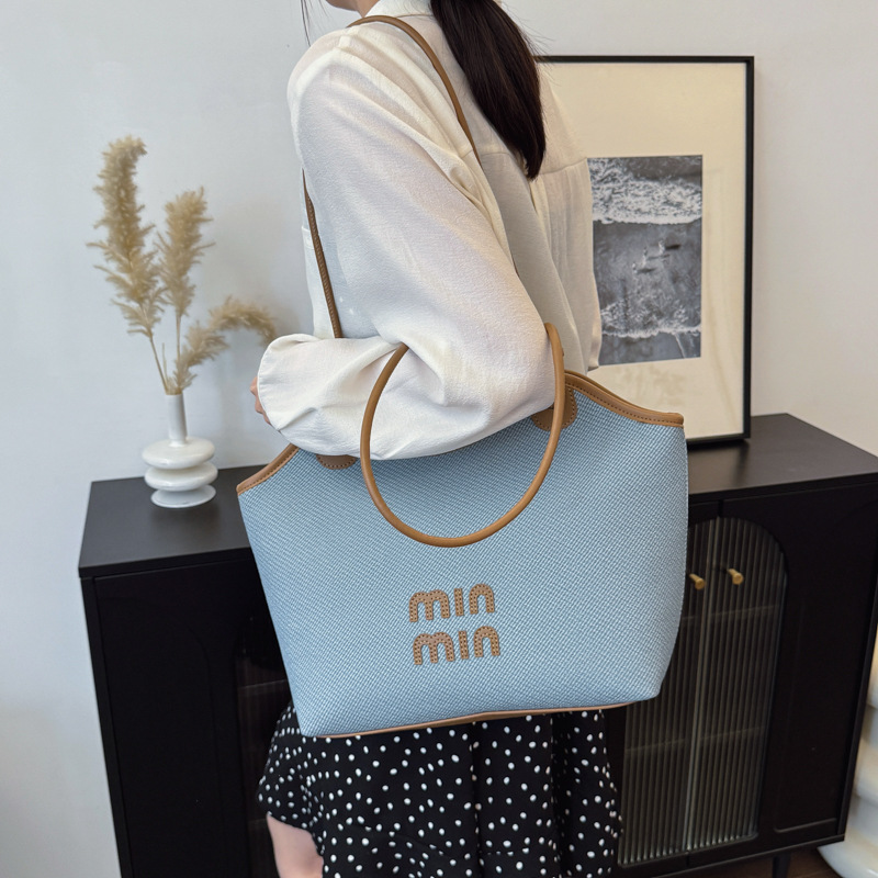 The 2025 new high-end and fashionable large-capacity tote bag for women features a contrasting color niche design and a trendy single-shoulder underarm bag Specification drawing