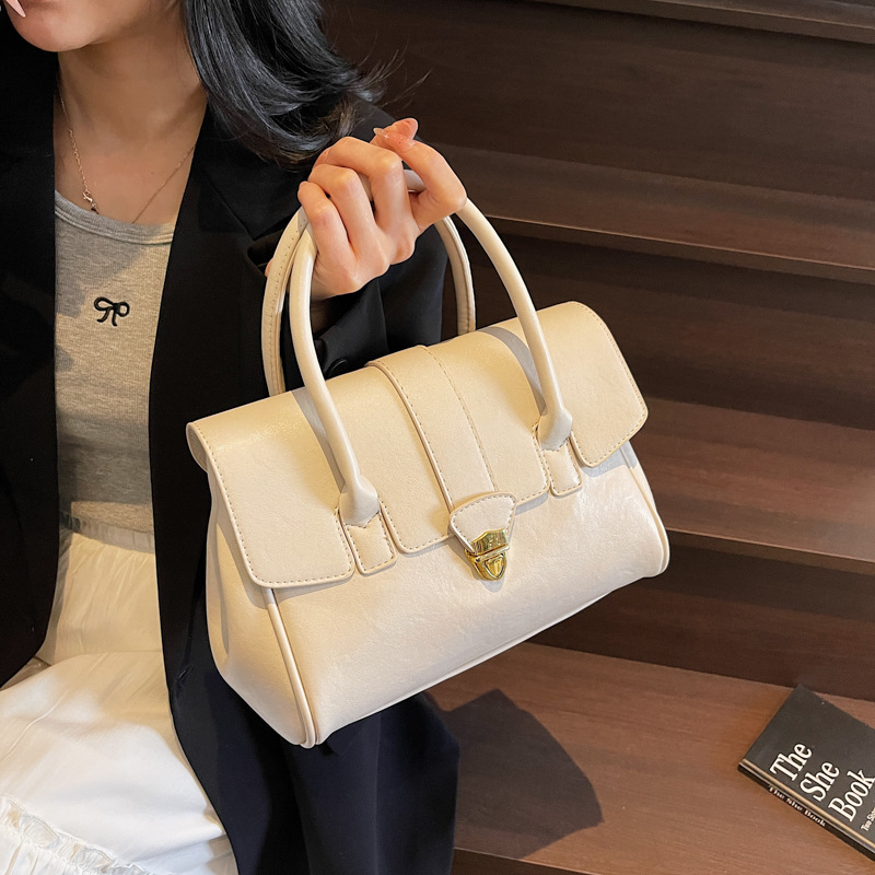 High-end and fashionable handbag 2025 New Korean style trendy and versatile small square bag simple and casual single-shoulder bag full figure