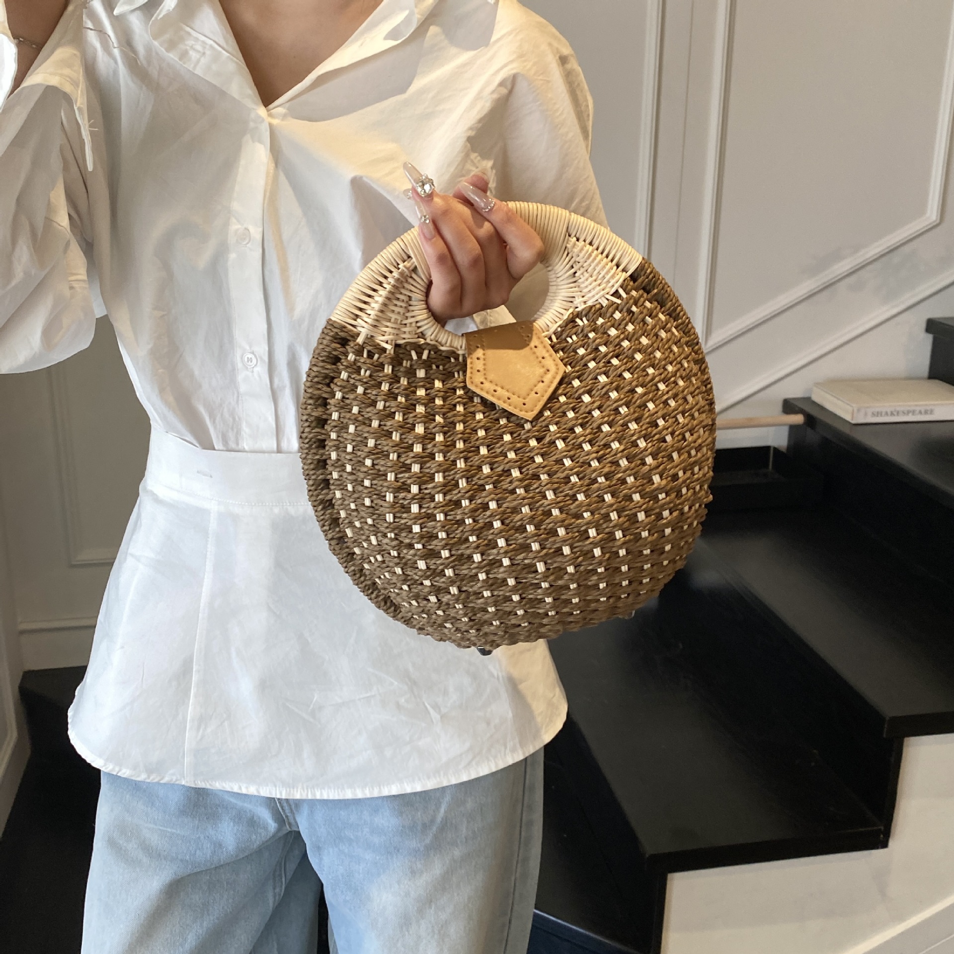 Niche rattan handbag for women 2025 Spring fashion woven bag Casual straw beach bag Simple shell bag details Picture