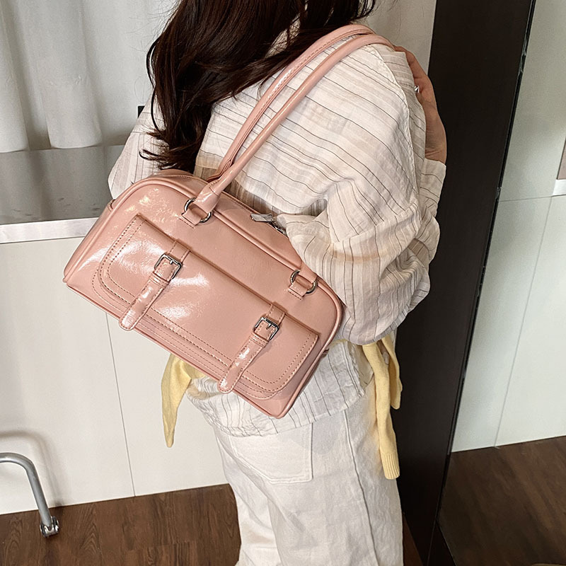 Oil wax leather commuter large bag for women, 2025 new trendy and fashionable underarm pillow bag, versatile and high-end quality single-shoulder bag Application Scenario