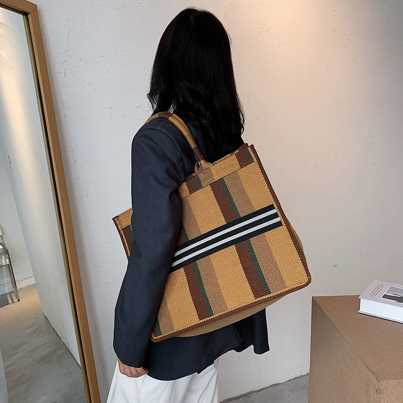 The 2025 new high-end and fashionable large-capacity tote bag, women's striped casual underarm bag, trendy and versatile handbag Specification drawing