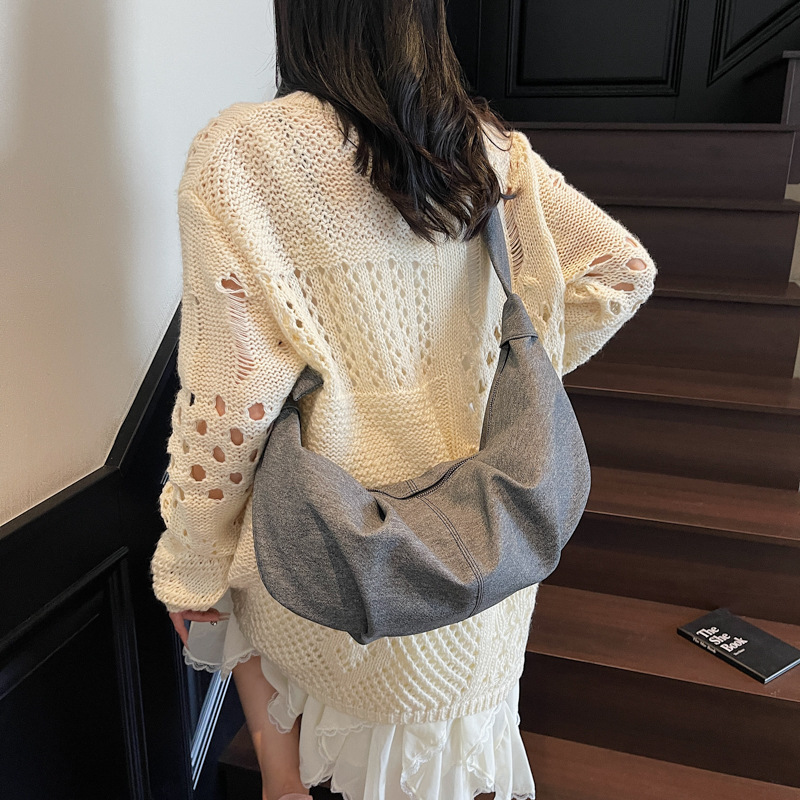 Cross-border pleated crossbody bag with a high-end feel, niche dumpling bag, large capacity, Korean-style versatile underarm bag, trendy single-shoulder bag Application Scenario