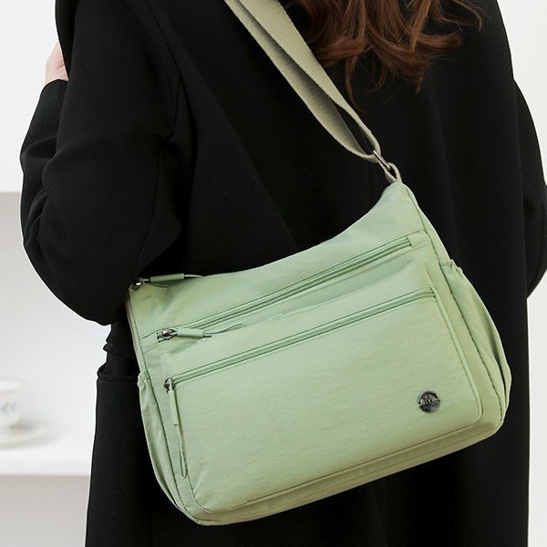 A new lightweight and fashionable women's crossbody bag made of Oxford fabric, multi-layered and versatile. A simple and casual single-shoulder bag full figure