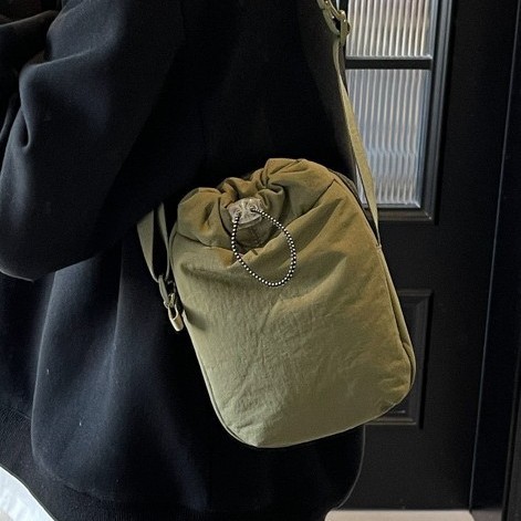 Minimalist style mobile phone bag for women, summer 2025, light and thin drawstring canvas small bag, fashionable and niche design, single-shoulder crossbody bag Application Scenario