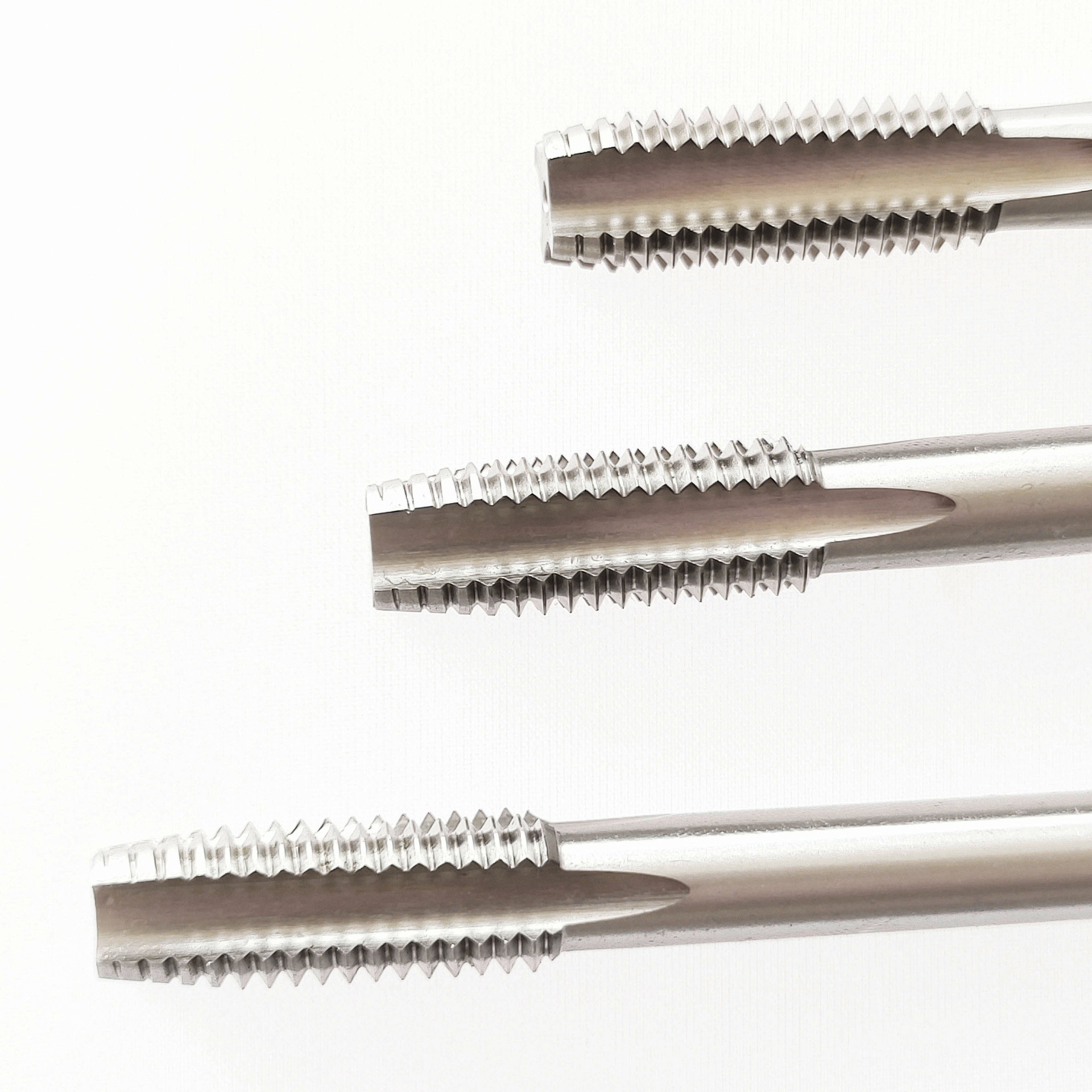 Qifeng straight groove taps 6542 high-speed steel machine taps, HSS taps, fully ground taps, taps wholesale M4, M5 Application Scenario