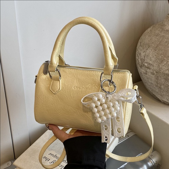 High-end and fashionable hand-held pillow bag for women, new summer 2025, light luxury and simple single-shoulder bag, trendy crossbody bag full figure