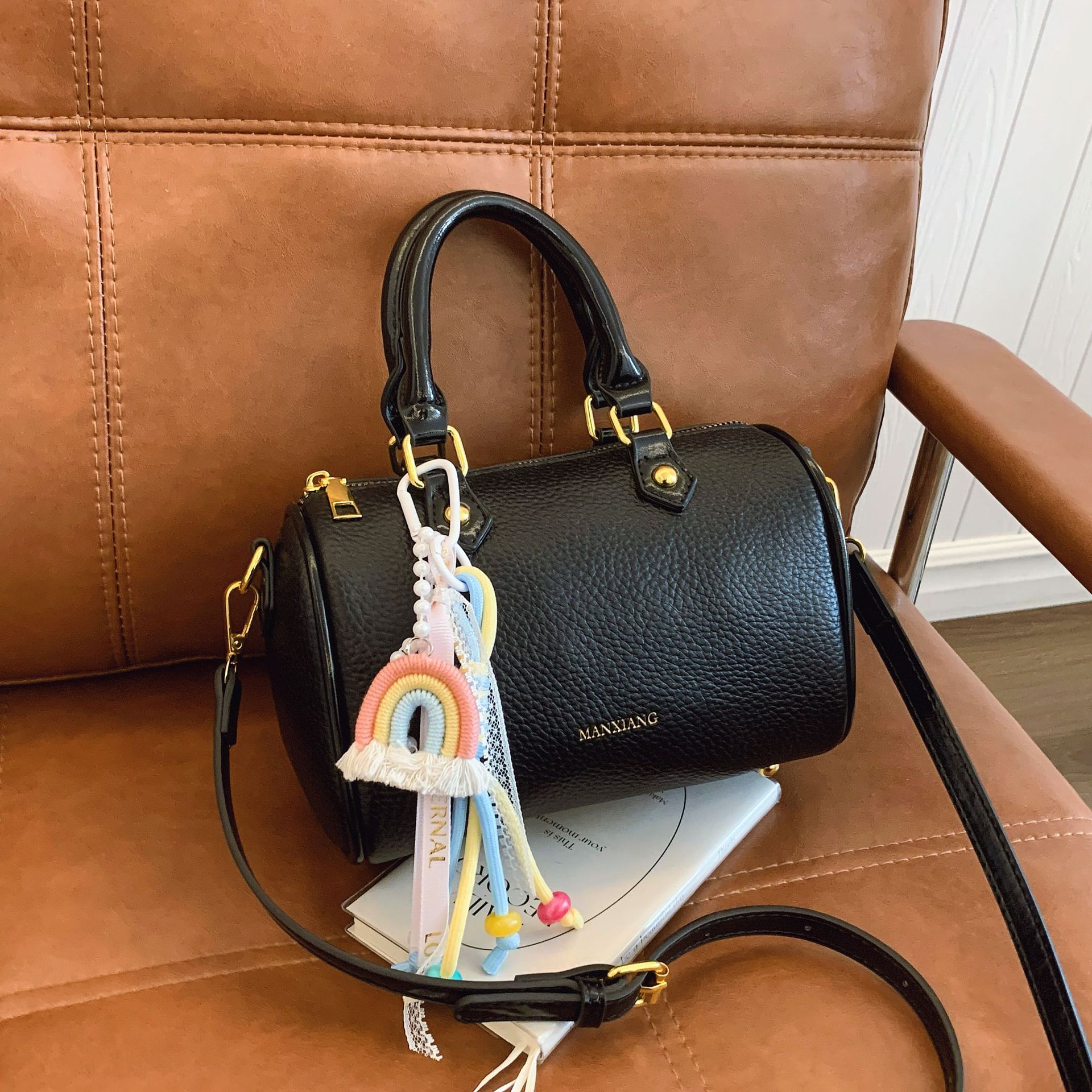 The 2025 new style of Boston pillow bags, women's crossbody bags, fashionable and casual single-shoulder hand-carry small crossbody bags are popular this year full figure