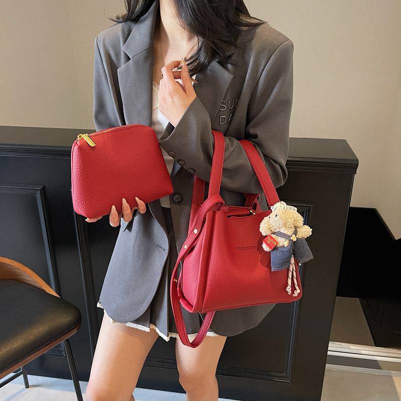 The 2025 new style of the "Vegetable basket" handbag is a high-end, simple and versatile handbag that can be carried by hand. It is a high-quality commuting single-shoulder crossbody bag details Picture