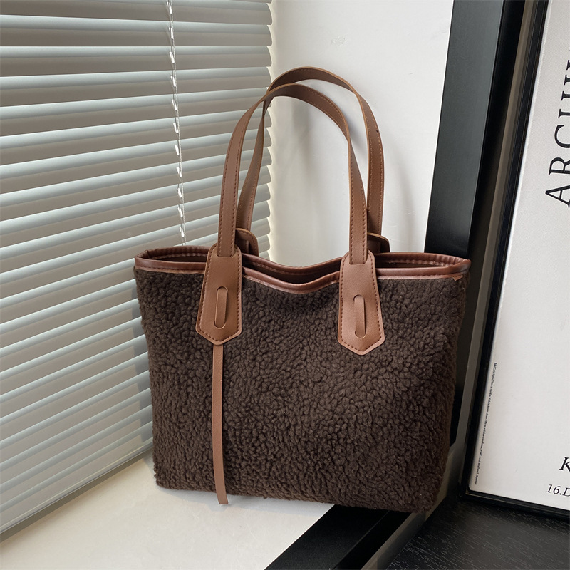 Retro large-capacity plush bag for women, 2024 new trendy and fashionable tote bag, elegant single-shoulder autumn and winter underarm bag full figure