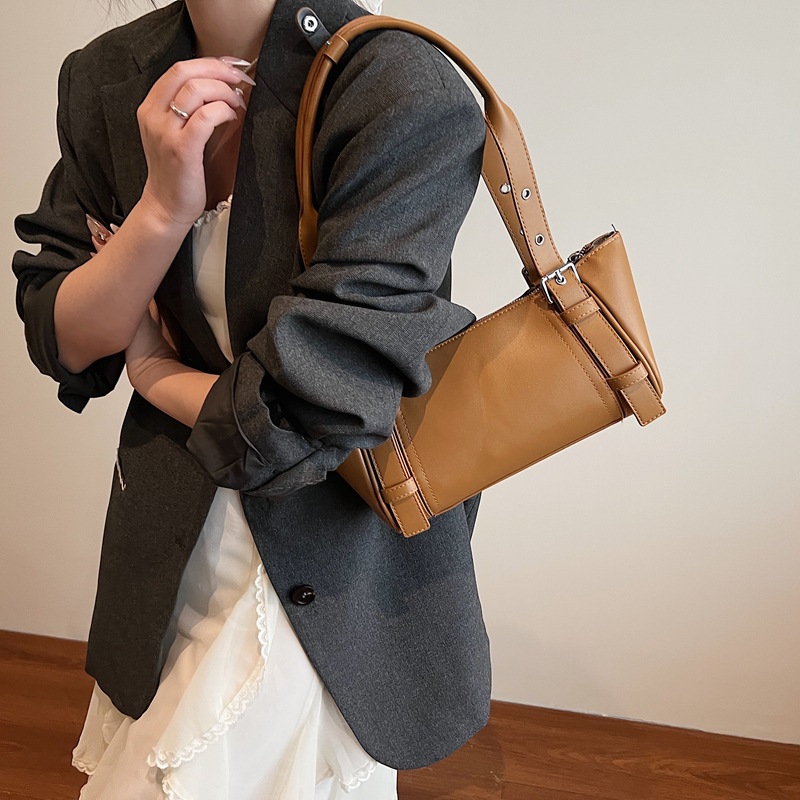 Underarm bag for women, large capacity, 2025 new trendy spring and summer, high-end, light luxury, niche design, single-shoulder crossbody bag Application Scenario