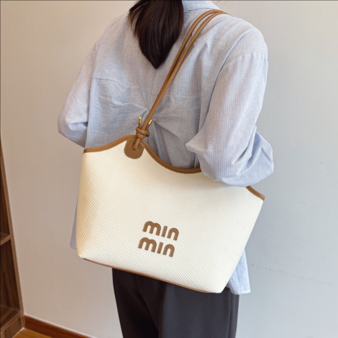 The 2025 new high-end and fashionable large-capacity tote bag for women features a contrasting color niche design and a trendy single-shoulder underarm bag full figure