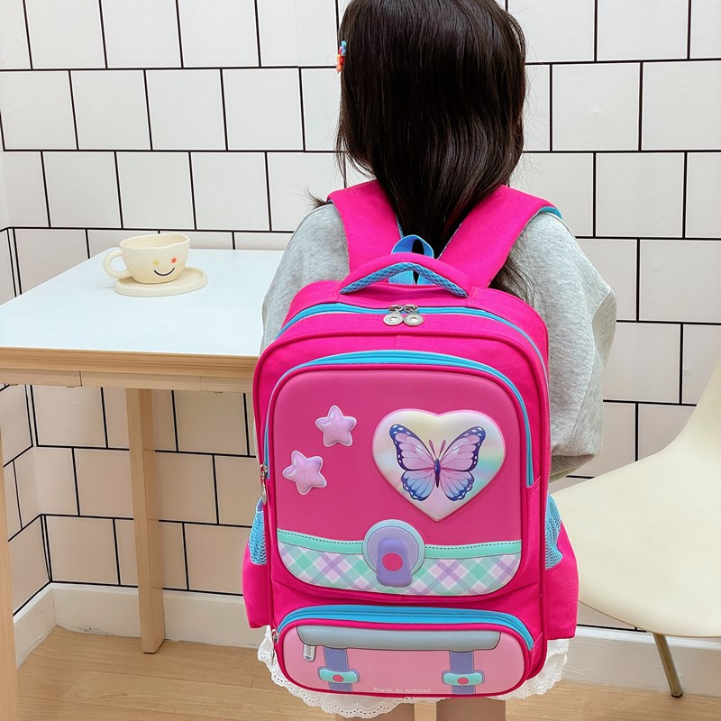 The new cross-border large-capacity schoolbag reduces the burden on primary school students, children, girls and boys. The cartoon backpack on both shoulders is lightweight details Picture