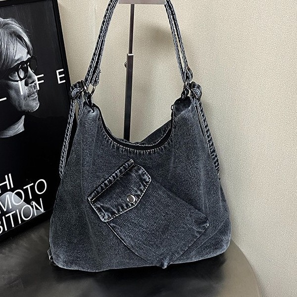 A laid-back washed denim tote bag for women, a new hot girl handbag that catches the eye, a retro large-capacity single-shoulder bag Specification drawing