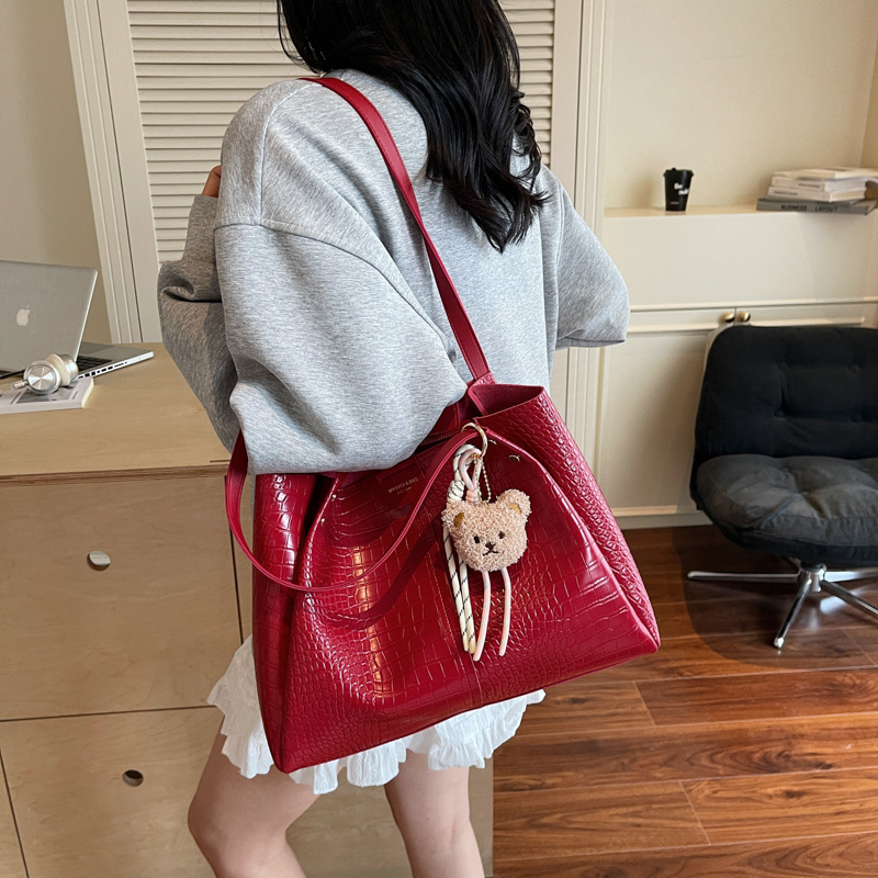 Solid color bucket bag for women, large capacity handbag, 2025 new style fashionable shoulder bag, trendy and versatile underarm bag Application Scenario