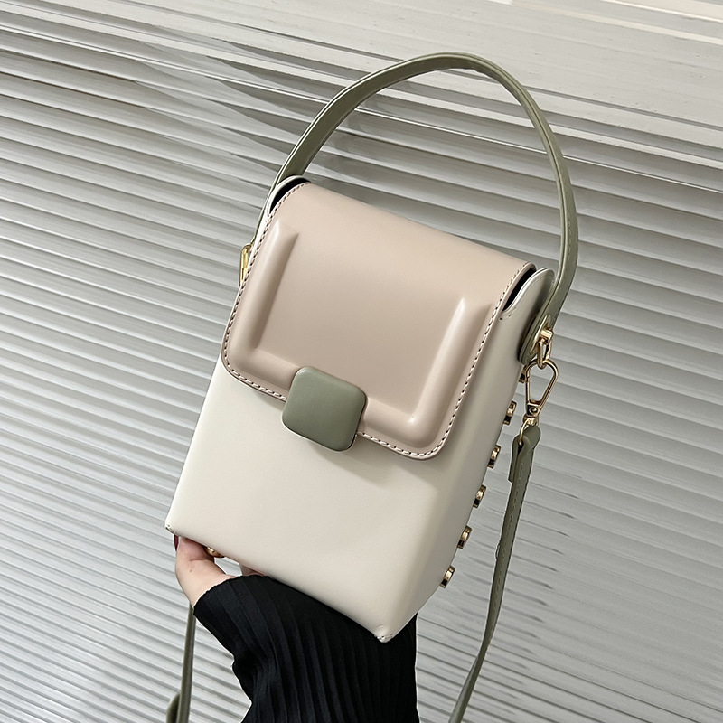 A new 2024 Korean-style niche women's handbag with contrasting colors, fashionable and trendy mobile phone bag, high-end commuting and versatile crossbody bag details Picture