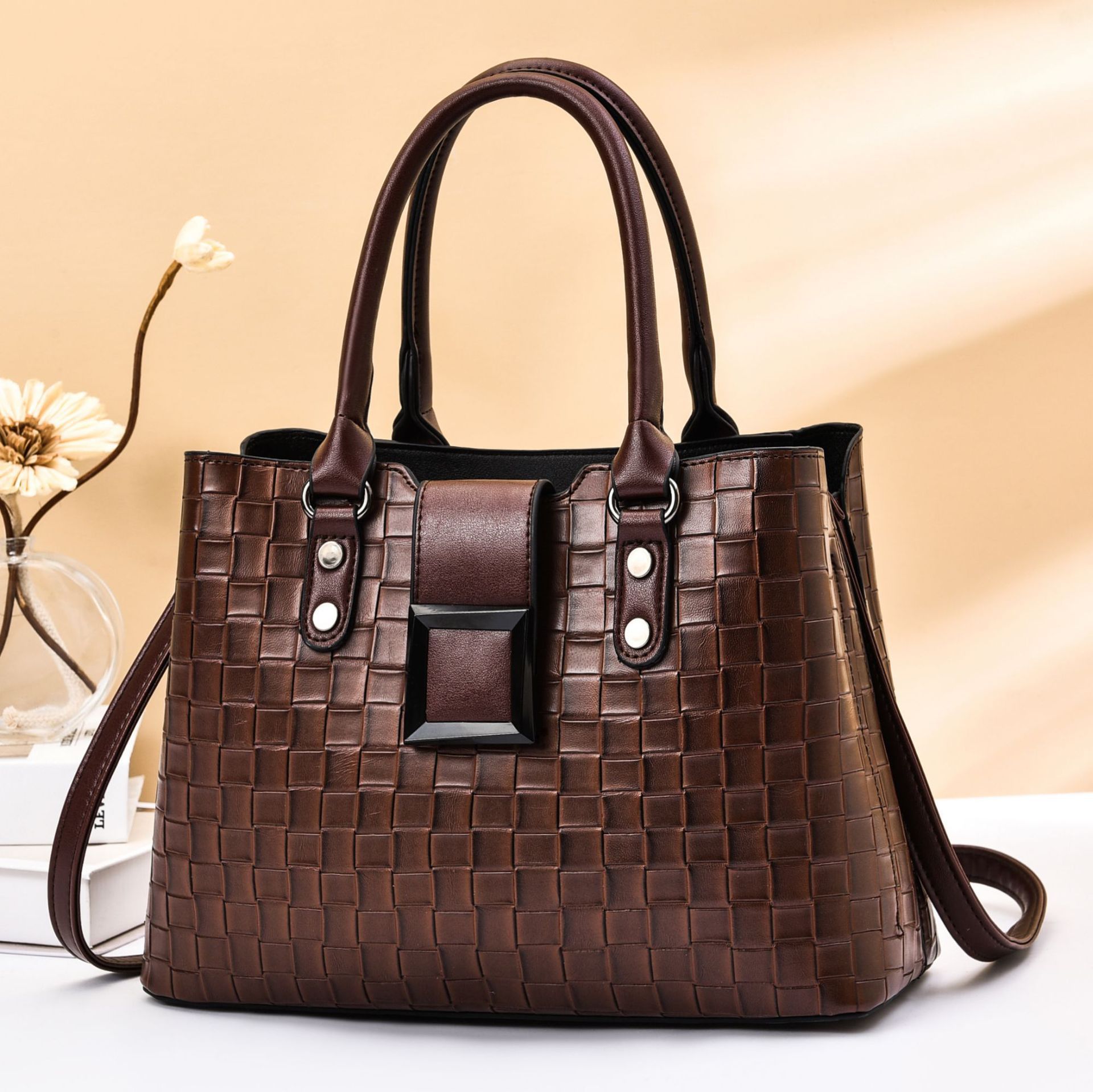 2021 New woven women 's mom handbag women' s fashionable retro shoulder bag crossbody bag handbags Specification drawing