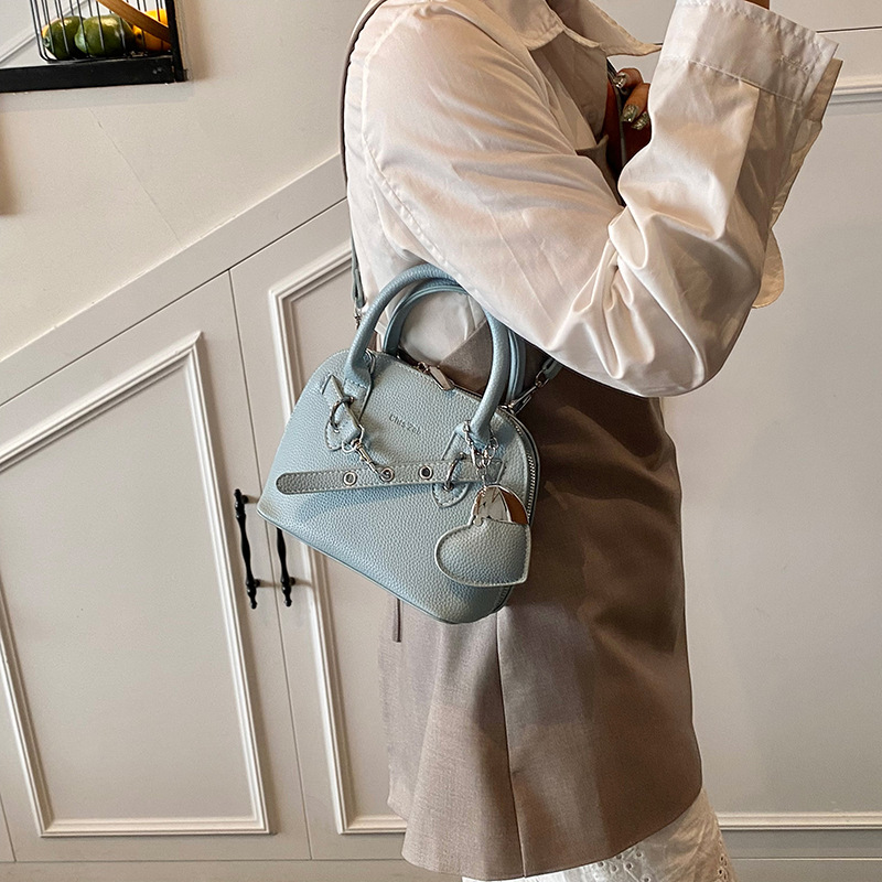 Korean-style high-end hand-held shell bag 2025 new style, fashionable and versatile single-shoulder bag, stylish and light luxury crossbody bag Application Scenario