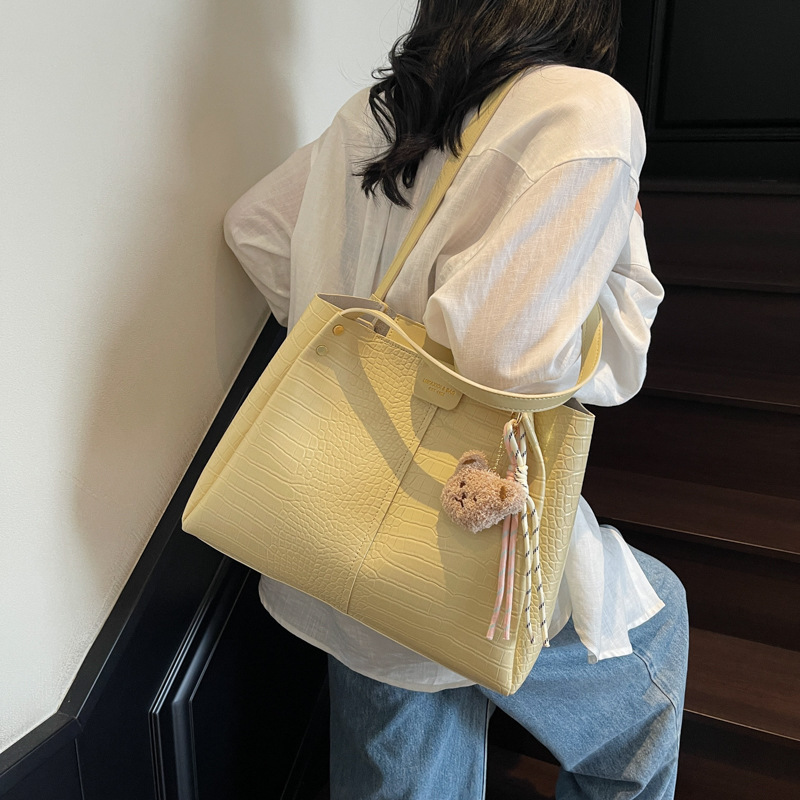 Solid color bucket bag for women, large capacity handbag, 2025 new style fashionable shoulder bag, trendy and versatile underarm bag details Picture