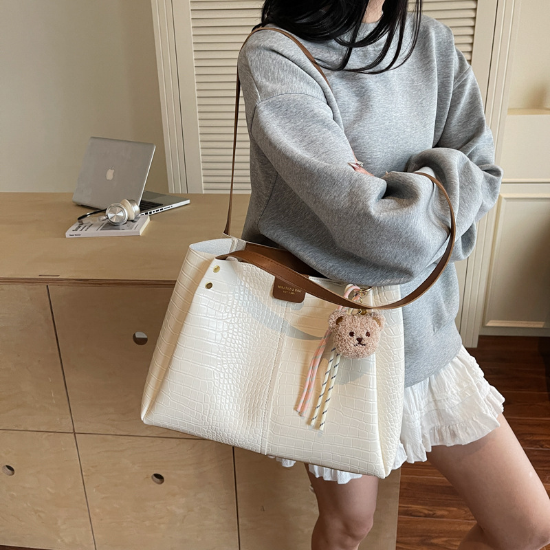 Solid color bucket bag for women, large capacity handbag, 2025 new style fashionable shoulder bag, trendy and versatile underarm bag full figure