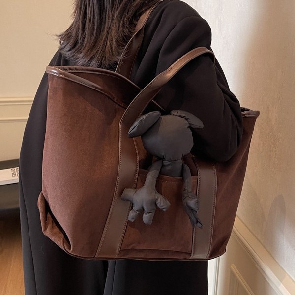 New large-capacity versatile handbag, cute doll tote bag, velvet surface, retro high-end texture single-shoulder bag details Picture