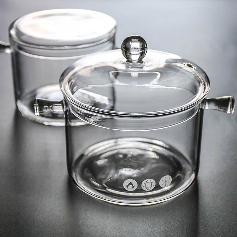 A large-capacity household glass instant noodle pot with a handle that can be heated by an electric ceramic stove for stewing soup with high borosilicate glass Application Scenario