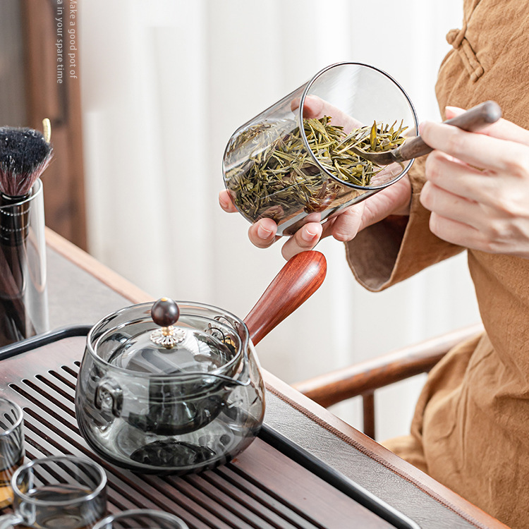 High borosilicate rotating free and easy teapot, tea-water separation transparent black glass teapot, detachable teapot, kung Fu tea set Application Scenario
