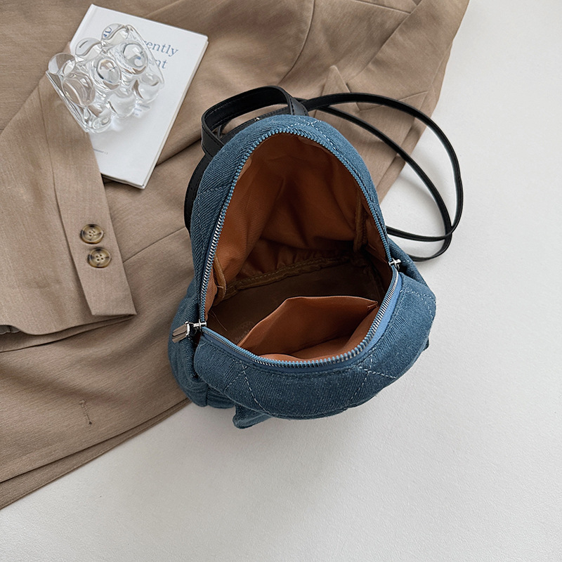 Xiaoxiangfeng diamond-shaped chain backpack for women, a new 2025 model versatile backpack for college students' commuting to class Application Scenario