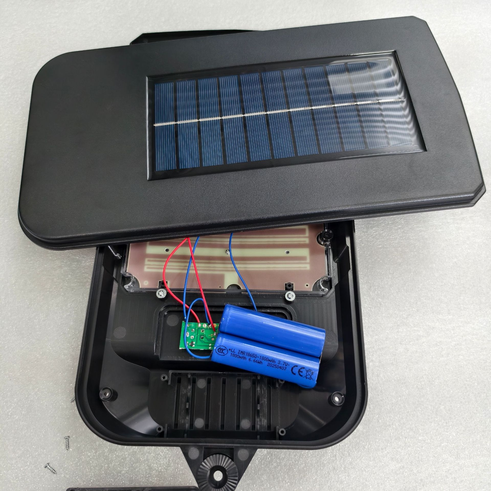 Amazon's new solar lamps, outdoor garden lamps, human-sensing wall lamps, and home garage fence integrated street lamps Application Scenario