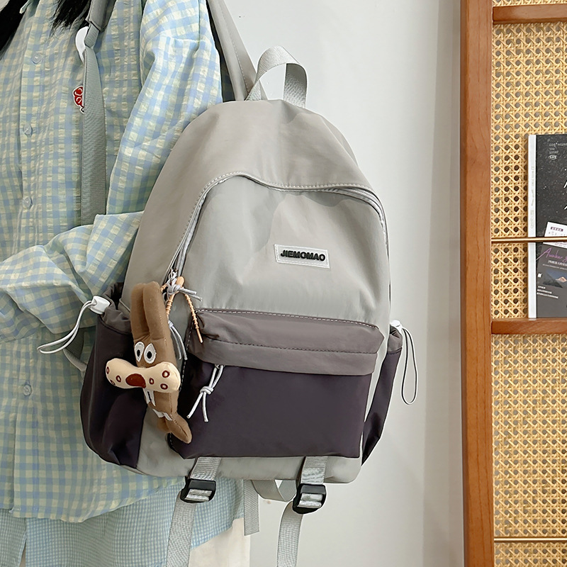 The new 2025 minimalist backpack for junior high school students with contrasting colors is a lightweight outdoor schoolbag that goes well with college students for hiking Application Scenario