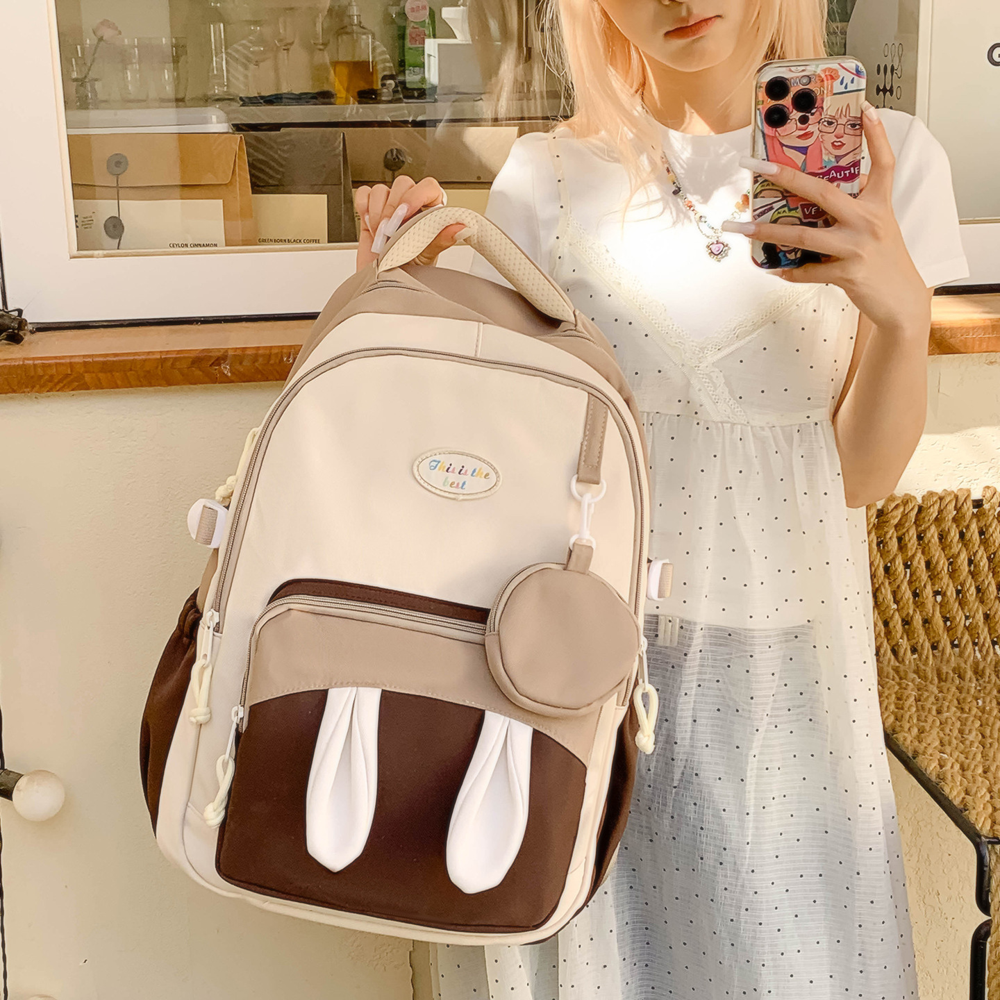 The travel rabbit is cute and has a high level of appearance. It's a new style of ear-ear backpack for girls and children. It's a cartoon backpack for girls and students Specification drawing
