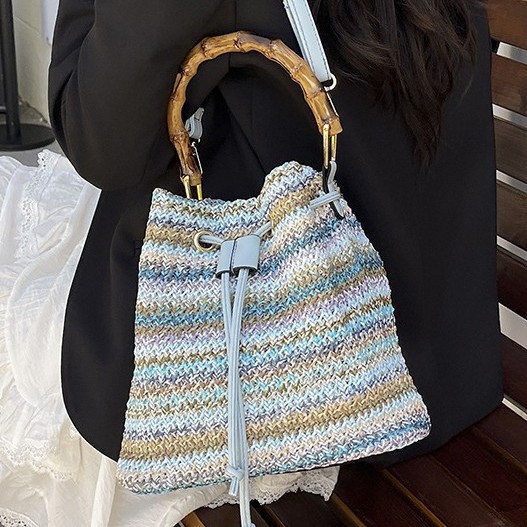 This summer, a new trendy women's woven bag catches the eye with its fashionable hand-held straw woven bag and versatile single-shoulder crossbody bag details Picture