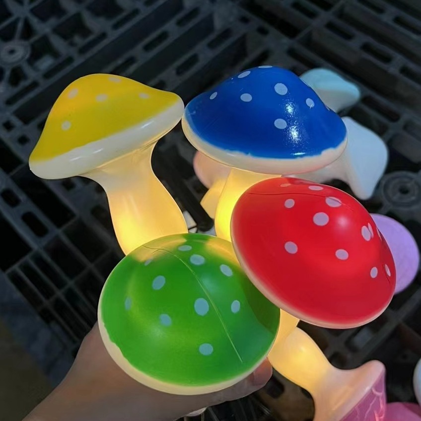 New solar-powered outdoor colored mushroom garden lamp, waterproof and sun-proof garden decorative lamp, cracked mushroom lawn lamp Application Scenario