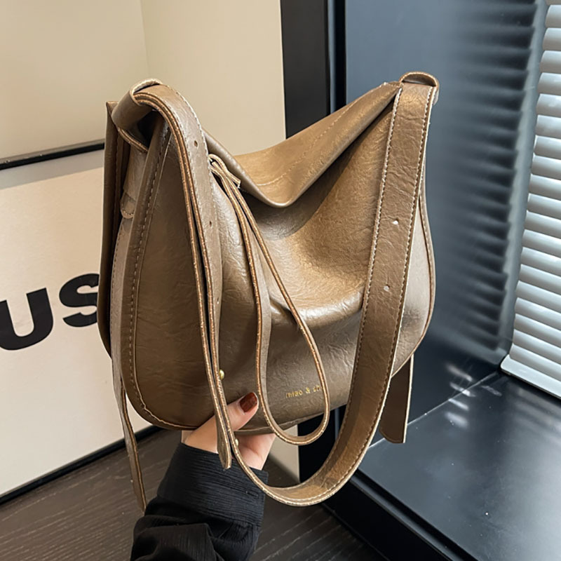 Bag Girl 2023 New Niche large-capacity soft leather underarm tote bag, a high-end casual and laid-back crossbody bag full figure
