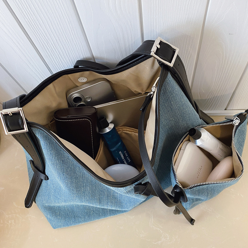 Cross-border wholesale women's crossbody bags, large-capacity commuter tote bags, 2025 new style casual canvas bags, trendy single-shoulder bags Application Scenario