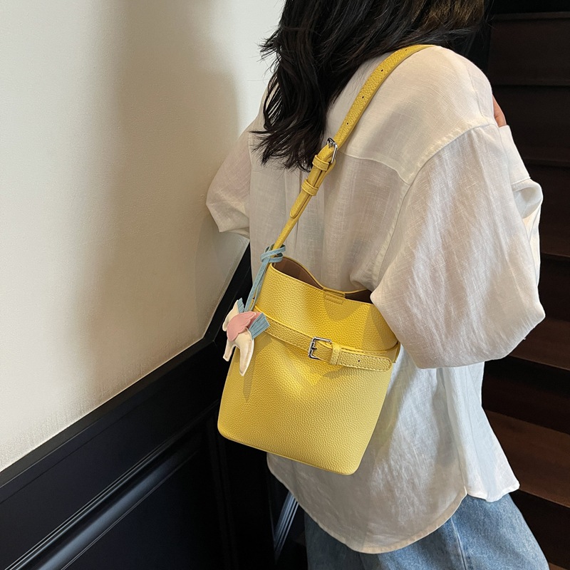 A fashionable large-capacity bucket bag for women in 2025, a versatile shoulder bag, a high-end small square bag, and a trendy crossbody bag details Picture