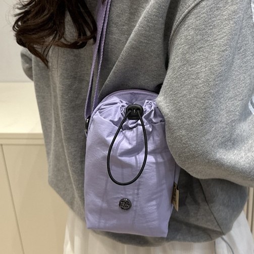 The new casual phone bag for 2025 is simple, fashionable and versatile. It is a single-shoulder crossbody bag made of water-resistant nylon fabric Application Scenario