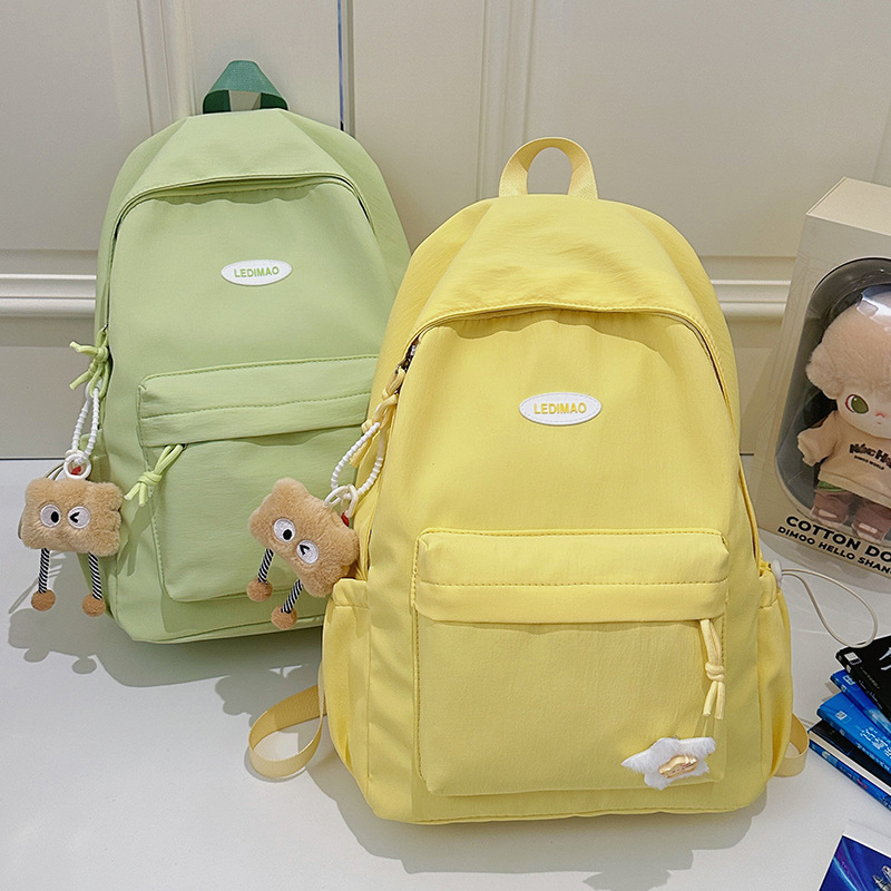 New solid-color college backpack for students, Korean-style Instagram student class bag, lightweight commuting backpack Application Scenario