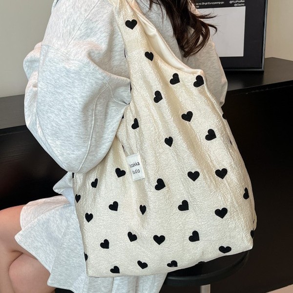 A new style of heart-shaped canvas single-shoulder bag for girls, a large-capacity handbag, a makeup bag and a student underarm bag Specification drawing
