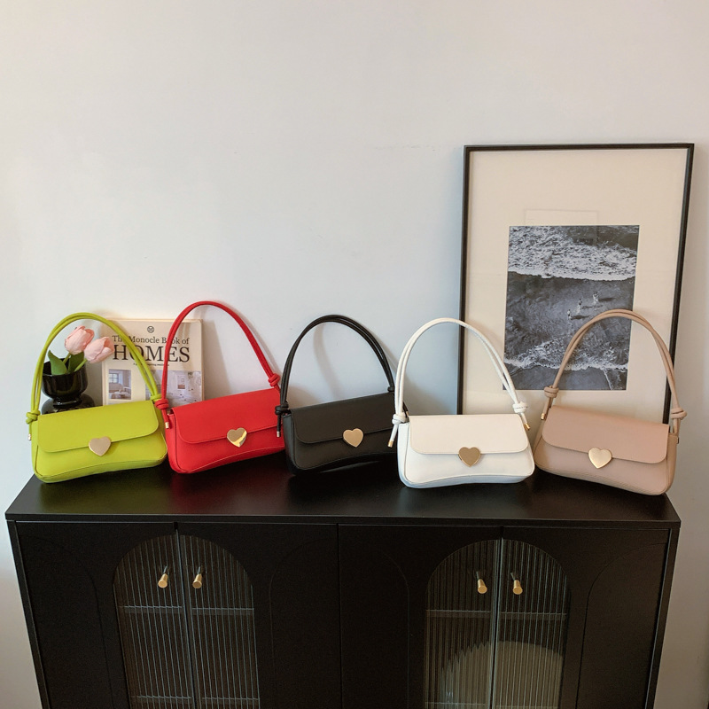 This trendy small bag with heart-shaped decoration is a new, high-quality, niche single-shoulder, underarm bag and commuter crossbody bag for women in the autumn and winter of 2024 Application Scenario