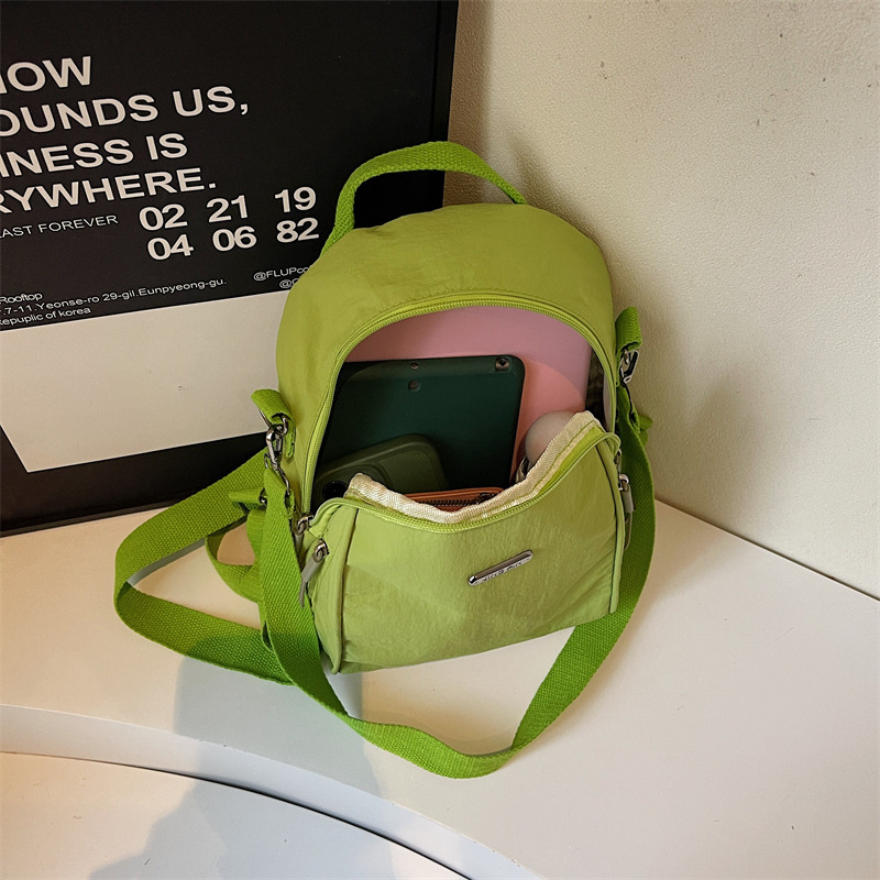 2025 New style women's fashion versatile commuting backpack, casual and simple travel single-shoulder bag, lightweight and large-capacity backpack Application Scenario