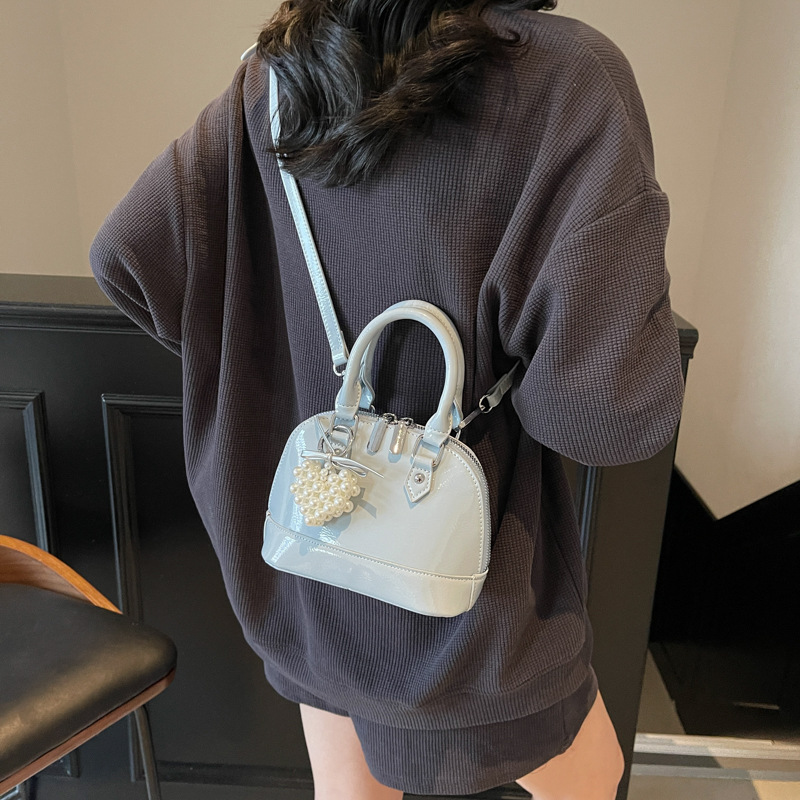 A fashionable solid color, simple and versatile hand-held shell bag for women, a new 2025 light luxury, niche and high-end single-shoulder crossbody bag Application Scenario