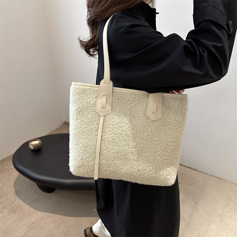 Retro large-capacity plush bag for women, 2024 new trendy and fashionable tote bag, elegant single-shoulder autumn and winter underarm bag details Picture