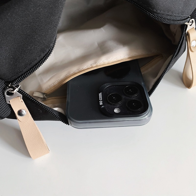 Japanese-style trendy nylon bag for women, Korean-style Instagram versatile commuting single-shoulder small square bag, casual student couple crossbody bag Application Scenario