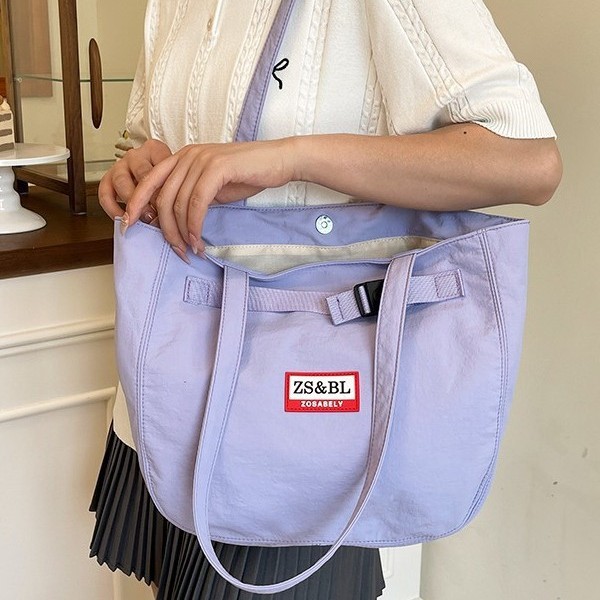 This is a new French niche, eye-catching, lightweight and versatile travel handbag for women from Boutote Application Scenario