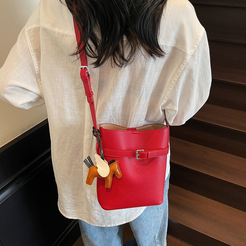 A fashionable large-capacity bucket bag for women in 2025, a versatile shoulder bag, a high-end small square bag, and a trendy crossbody bag Specification drawing