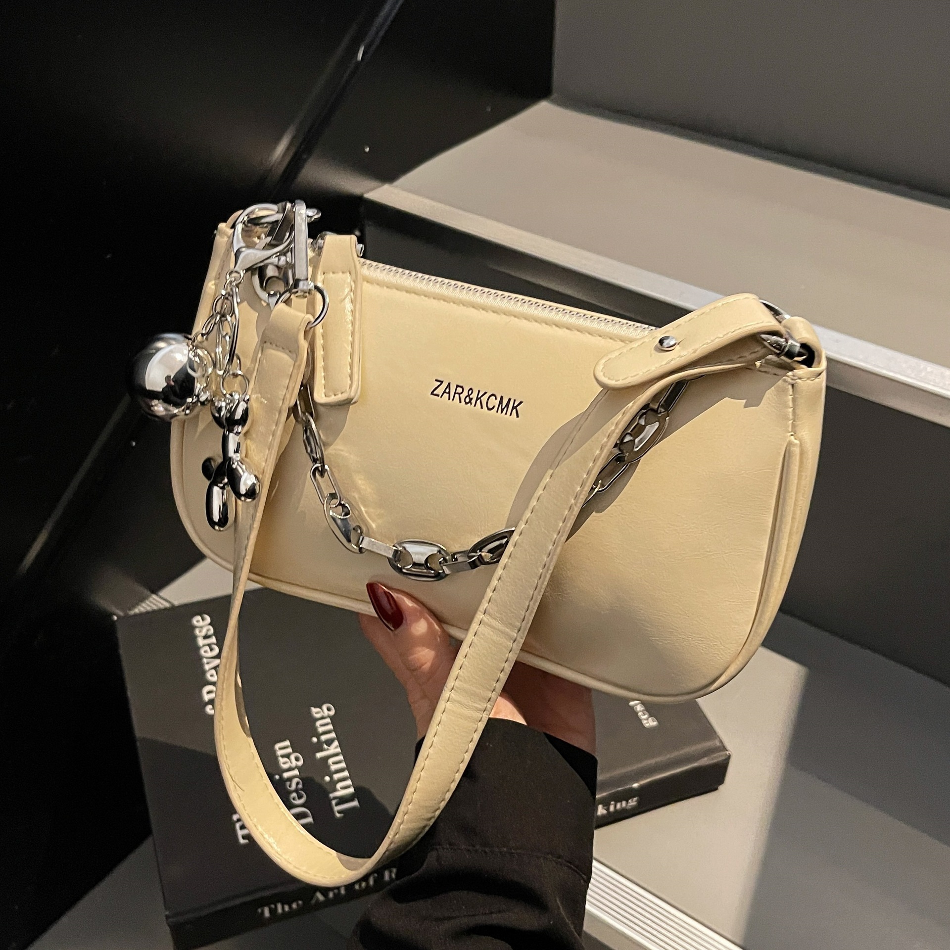 A niche chain-textured trendy underarm baguette bag for women, a new spring 2025 high-end single-shoulder crossbody bag full figure