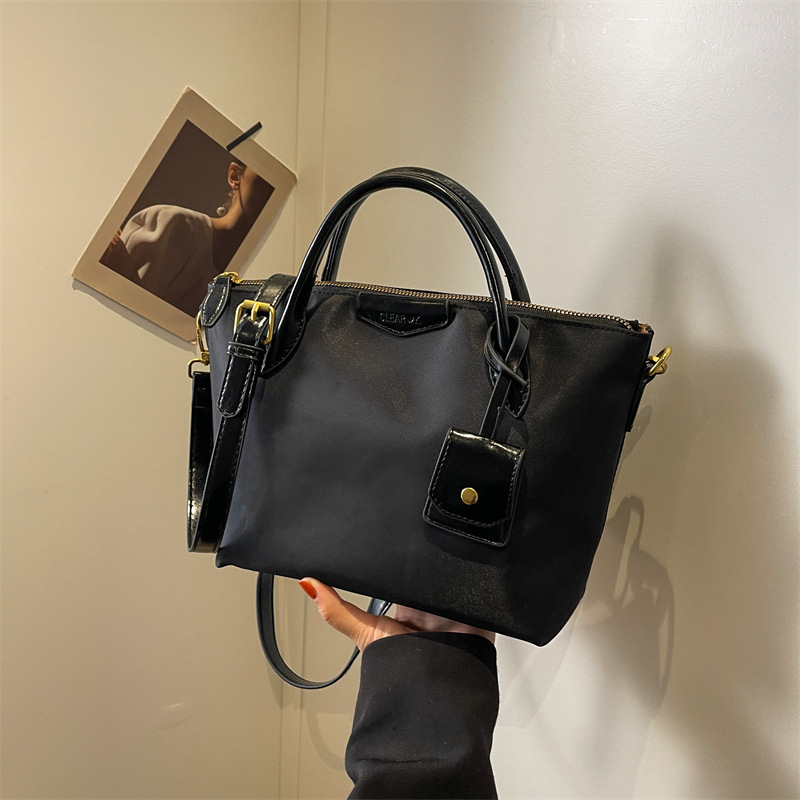 A versatile, fashionable and high-end Oxford fabric large-capacity tote bag for women, a new 2023 solid color commuter crossbody bag Specification drawing